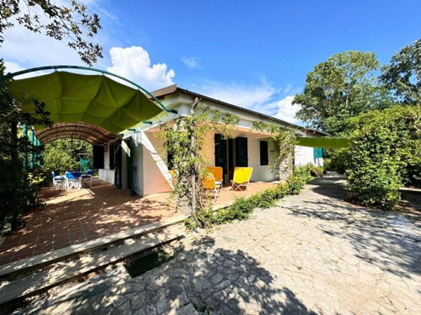 casa indipendente in affitto a Massa in zona Poveromo