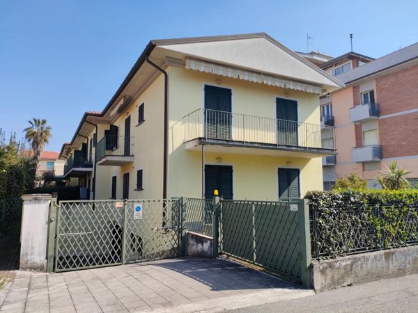 appartamento in affitto a Massa in zona Marina di Massa