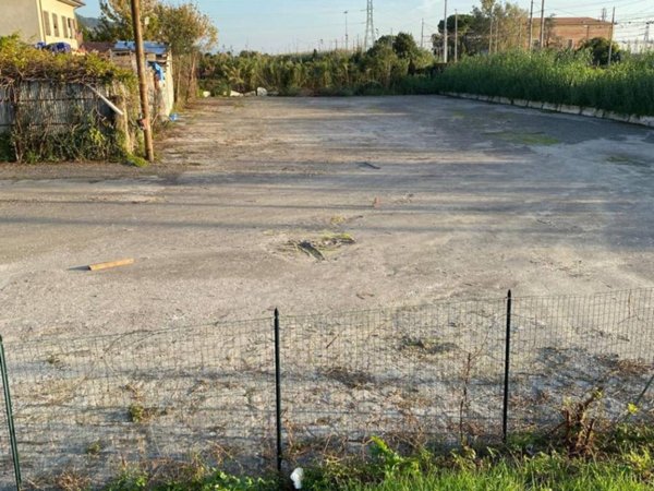 locale commerciale in affitto a Massa