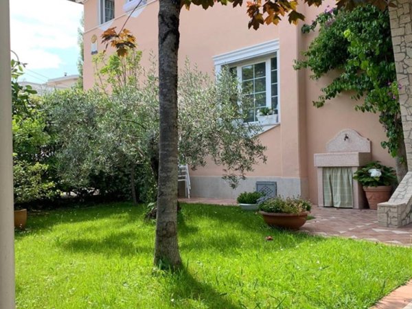 casa indipendente in affitto a Massa in zona Marina di Massa