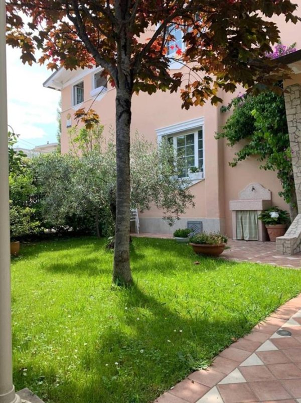 casa indipendente in affitto a Massa in zona Marina di Massa