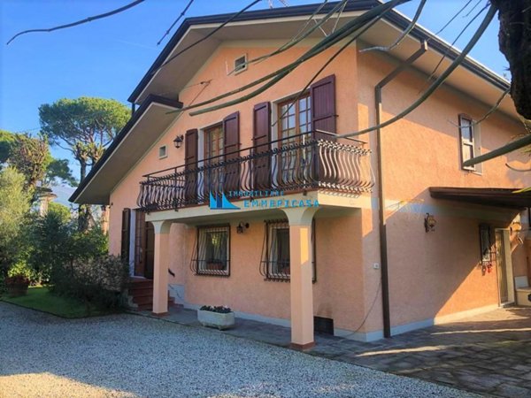 casa indipendente in affitto a Massa in zona Poveromo