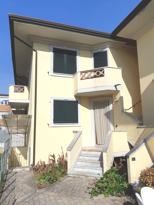 appartamento in affitto a Massa in zona Marina di Massa