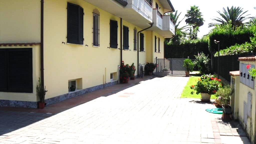 casa indipendente in affitto a Massa in zona Marina di Massa