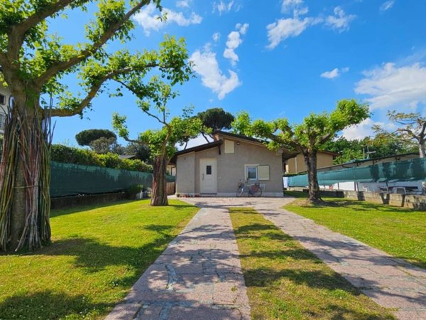 casa indipendente in affitto a Massa in zona Marina di Massa