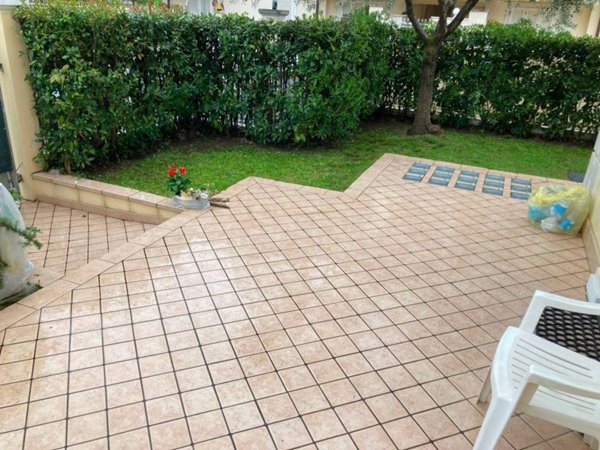 casa indipendente in affitto a Massa in zona Marina dei Ronchi