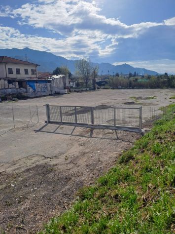 locale commerciale in affitto a Massa