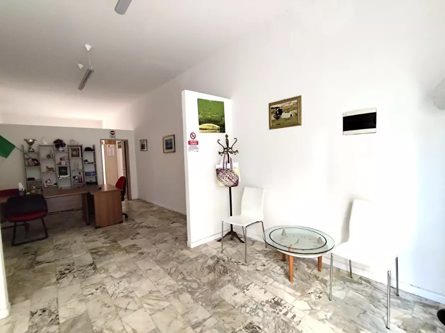 negozio in affitto a Massa in zona Borgo del Ponte
