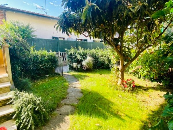 appartamento in affitto a Massa in zona Marina di Massa