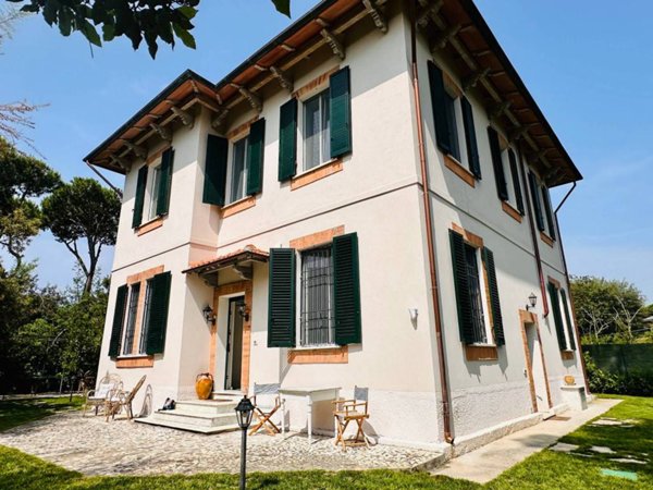 casa indipendente in affitto a Massa in zona Poveromo