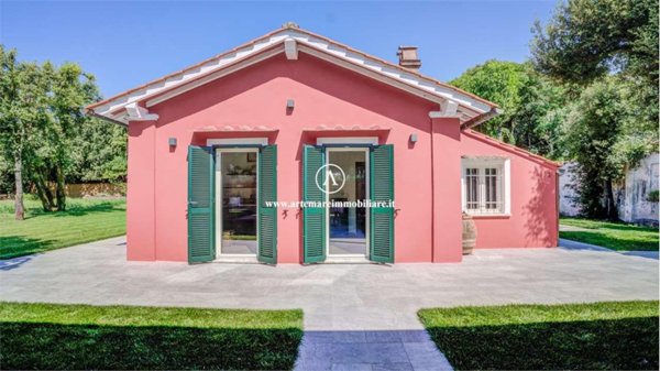 casa indipendente in affitto a Massa in zona Marina dei Ronchi