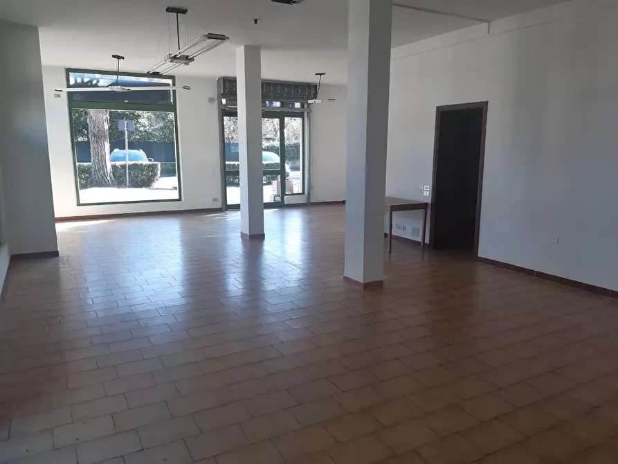 locale commerciale in affitto a Massa in zona Marina dei Ronchi