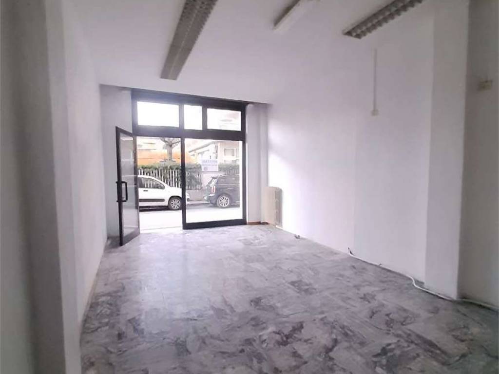 negozio in affitto a Massa in zona Marina di Massa