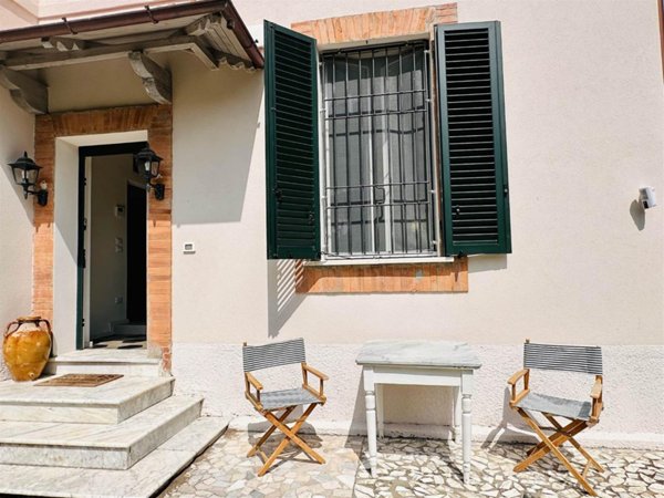casa indipendente in affitto a Massa in zona Poveromo