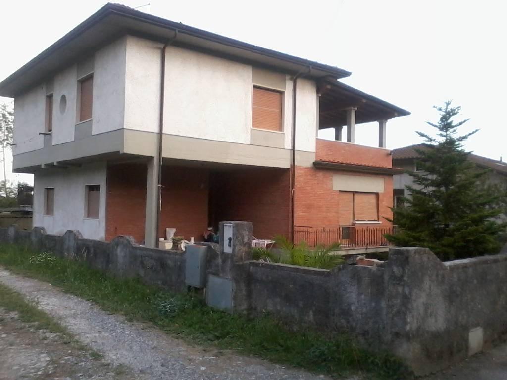 pentavano in affitto a Massa in zona Romagnano