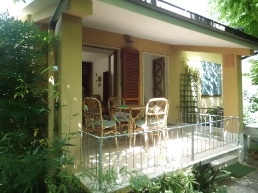 casa indipendente in affitto a Massa in zona Marina dei Ronchi