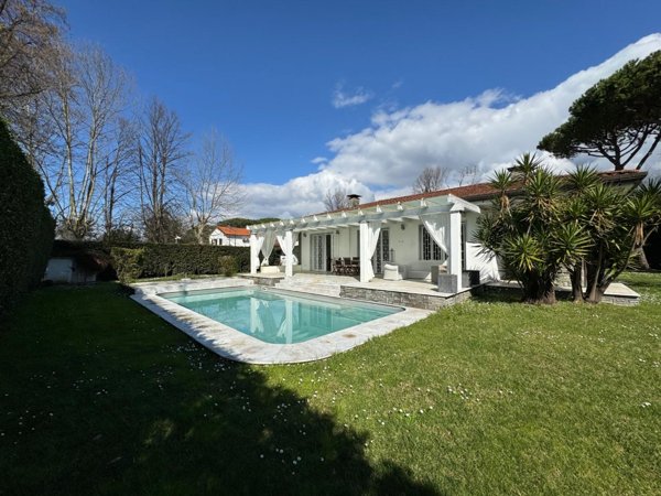 casa indipendente in affitto a Massa in zona Poveromo