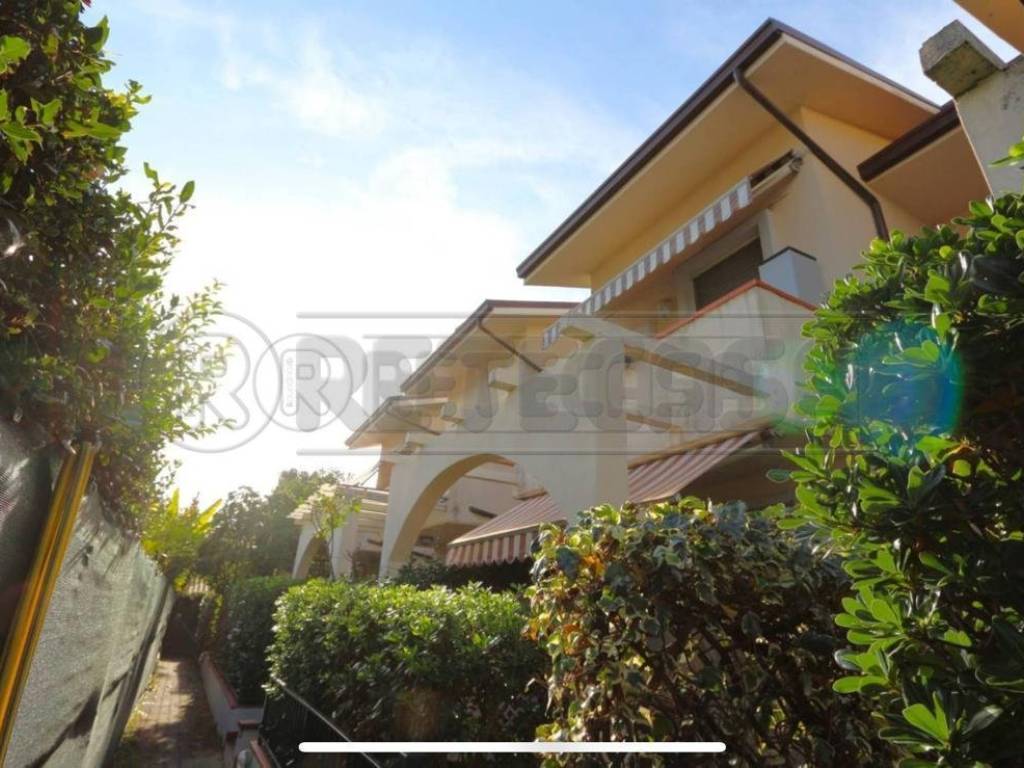 appartamento in affitto a Massa in zona Marina dei Ronchi