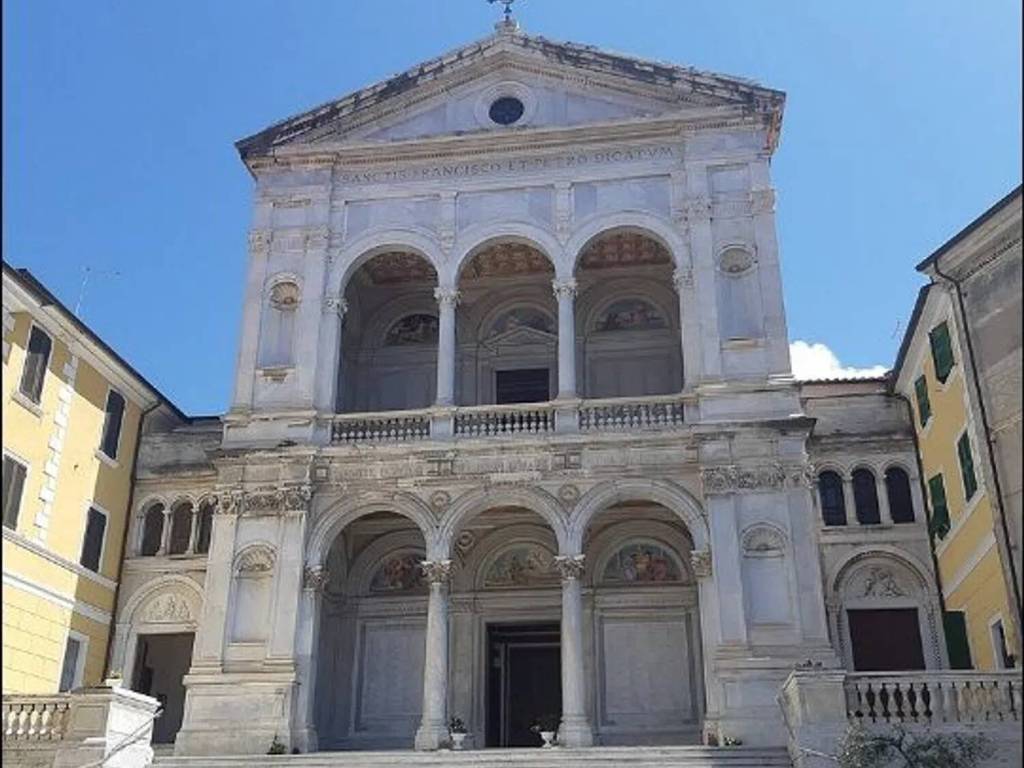 negozio in affitto a Massa in zona Centro Storico