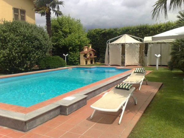 casa indipendente in affitto a Massa in zona Marina di Massa