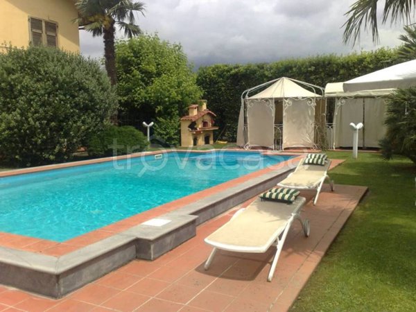 casa indipendente in affitto a Massa in zona Marina dei Ronchi