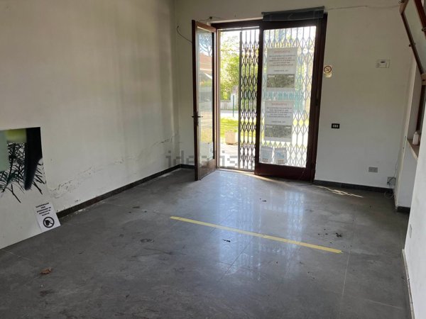 negozio in affitto a Massa in zona Poveromo