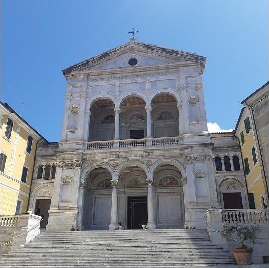negozio in affitto a Massa in zona Centro Storico