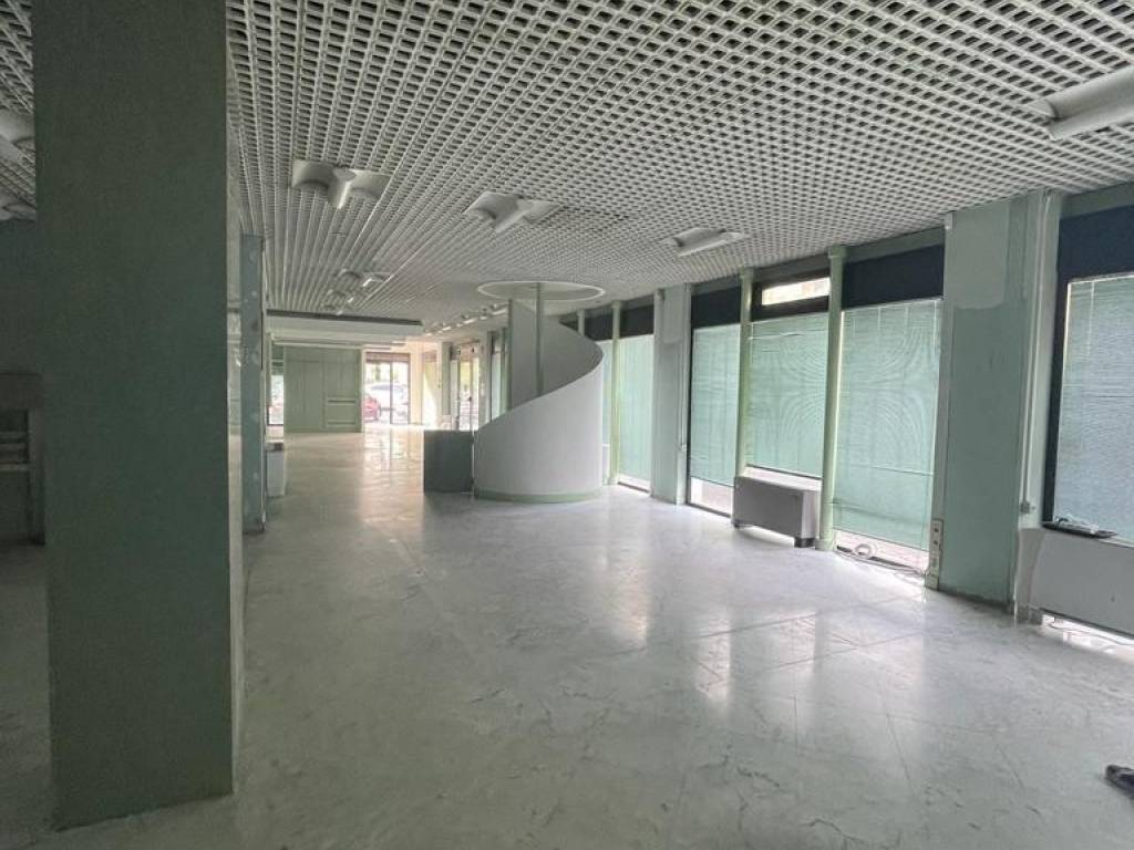 negozio in affitto a Massa in zona Marina di Massa