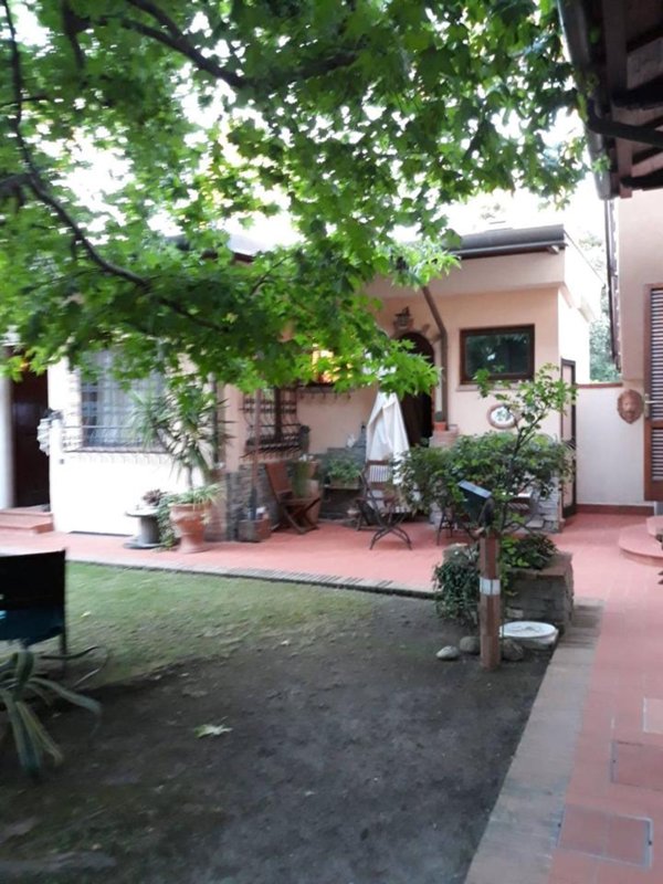 casa indipendente in affitto a Massa in zona Marina di Massa