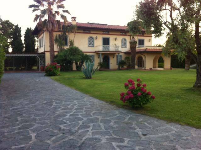 casa indipendente in affitto a Massa in zona Marina dei Ronchi