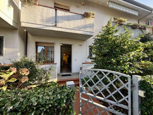 casa indipendente in affitto a Massa in zona Poveromo