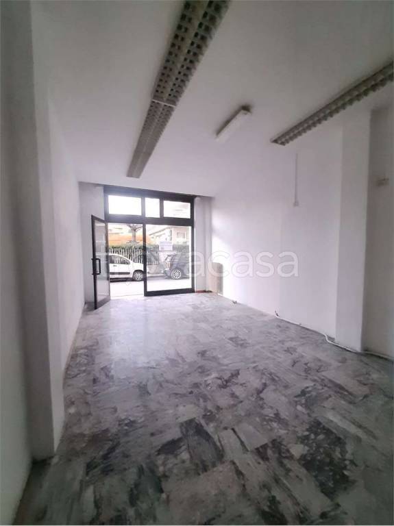 negozio in affitto a Massa in zona Marina di Massa