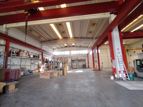 capannone in affitto a Massa