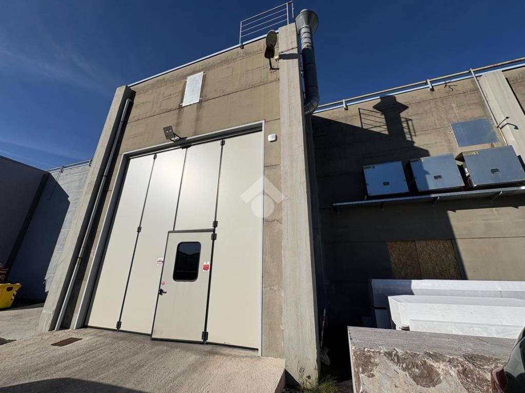 locale commerciale in affitto a Massa in zona Castagnola