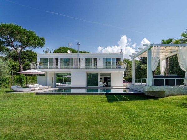 casa indipendente in affitto a Massa in zona Marina di Massa