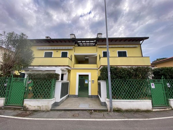 casa indipendente in affitto a Massa in zona Marina di Massa