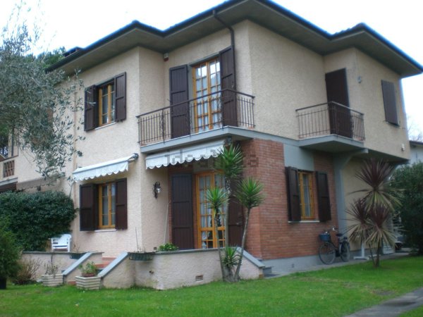 casa indipendente in affitto a Massa in zona Marina dei Ronchi