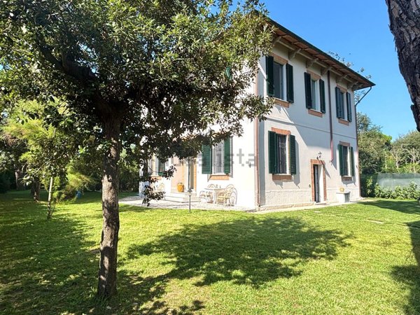 casa indipendente in affitto a Massa in zona Poveromo