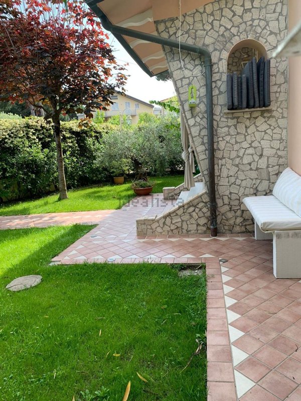 casa indipendente in affitto a Massa in zona Marina di Massa