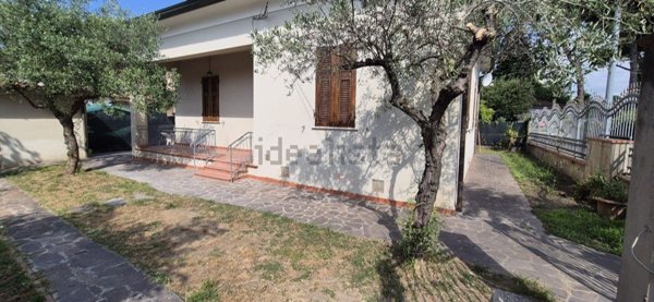 appartamento in affitto a Massa in zona Marina di Massa