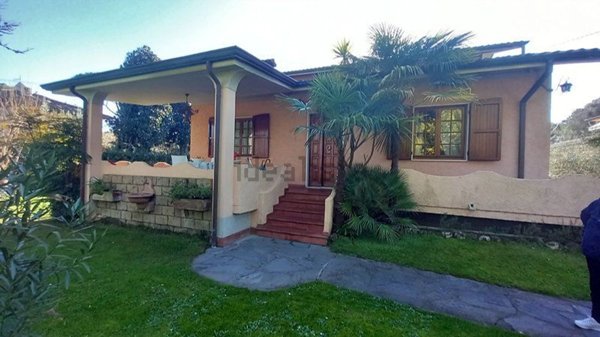 casa indipendente in affitto a Massa in zona Marina dei Ronchi