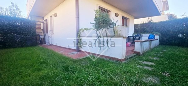 appartamento in affitto a Massa in zona Poveromo