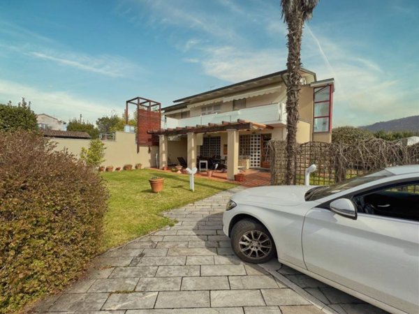 casa indipendente in affitto a Massa in zona Marina dei Ronchi