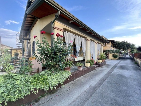casa indipendente in affitto a Massa in zona Marina dei Ronchi