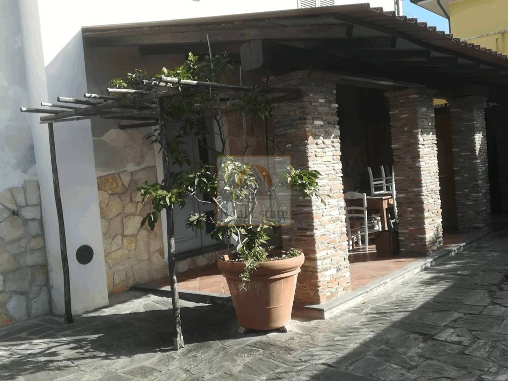 casa indipendente in affitto a Massa in zona Marina di Massa