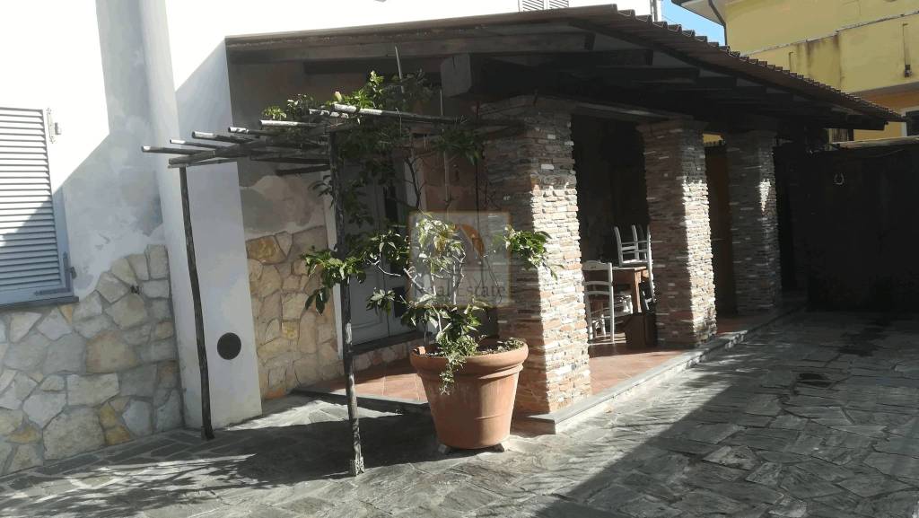 casa indipendente in affitto a Massa in zona Marina di Massa