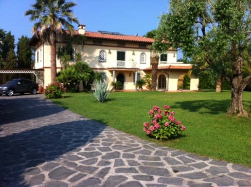 casa indipendente in affitto a Massa in zona Marina dei Ronchi