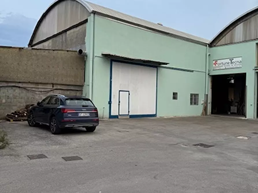 capannone in affitto a Massa