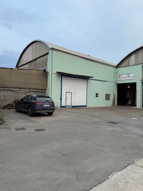 capannone in affitto a Massa