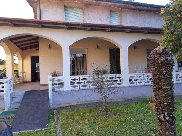 casa indipendente in affitto a Massa in zona Marina di Massa